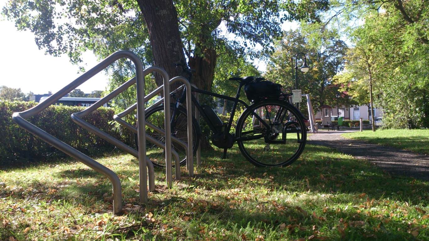 Foto eines Radständer in einem Park