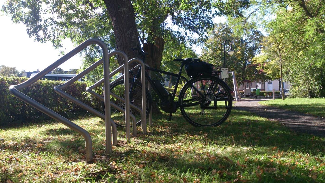 Foto eines Radständer in einem Park