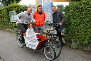 Foto (v.l.): Hannes Höller (Radlobby Wiener Neustadt) mit Tochter Hannah, Christoph Watz (Katholische Aktion), Pfarrvikar Ivan Levko (Familienkirche Schmuckerau). <br>Foto: Radlobby Wiener Neustadt