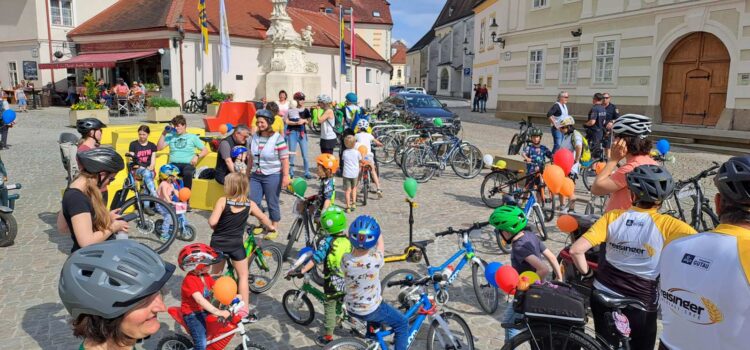 Starkes Signal mit Luftballons, Seifenblasen und Kinderrad für eine kindergerechte Mobilität in Melk