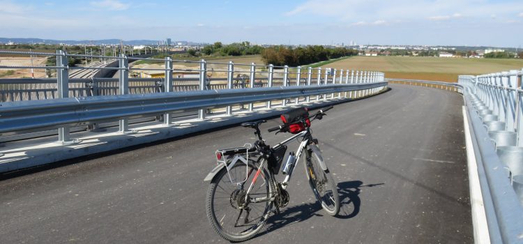 Neue Radbrücke zwischen Hennersdorf und Biedermannsdorf Neue Radbrücke zwischen Hennersdorf und Biedermannsdorf