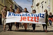 Über 300 bei Klimaschutz-Demo <br> 18. Mai 2019 in Wiener Neustadt <br>7 Forderungen an die Stadtregierung <br>Video & Fotos