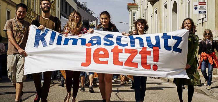 Über 300 bei Klimaschutz-Demo <br> 18. Mai 2019 in Wiener Neustadt <br>7 Forderungen an die Stadtregierung <br>Video & Fotos