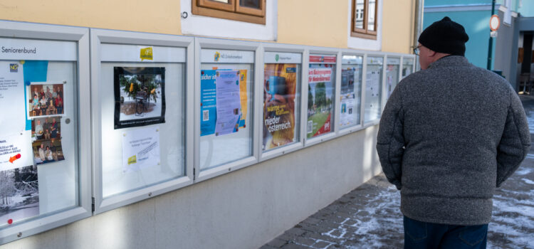 Traismauer: Neuer Radlobby Schaukasten beim Rathaus