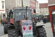 Vernunft statt Ost”Umfahrung” – Aktionstag mit Traktorkonvoi am Hauptplatz Wiener Neustadt <br>„Stadt und Land miteinand, retten wir das Ackerland“<br>22. Oktober 2022