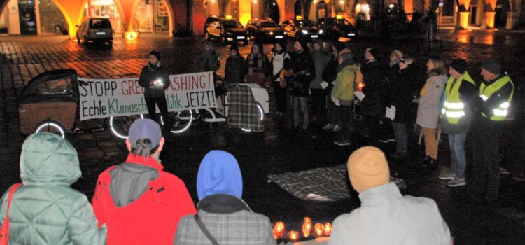 Wiener Neustadt: 60 Teilnehmer beim EARTH HOUR Klimapicknick bei Kerzenschein