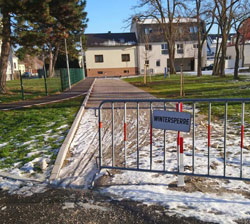 Wiener Neustadt: Entsiegelter Radweg versinkt im Schneematsch: Wintersperre