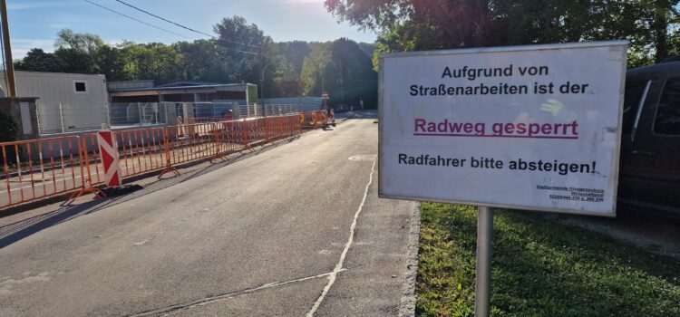 Rad schieben auf dem Donauradweg