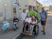 Betreutes Wohnen Wolkersdorf fährt mit der Fahrradrikscha