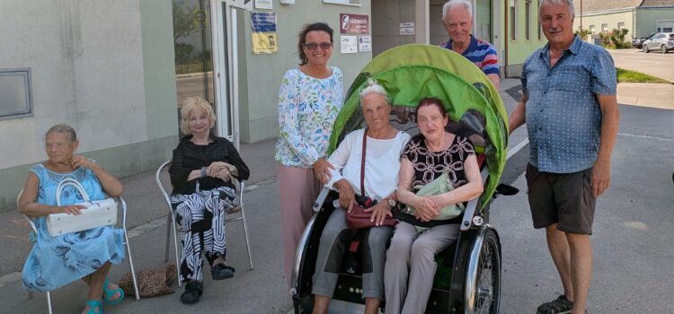 Betreutes Wohnen Wolkersdorf fährt mit der Fahrradrikscha