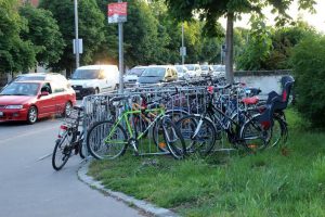 Absperrgitter als mobiler Fahrradparkplatz