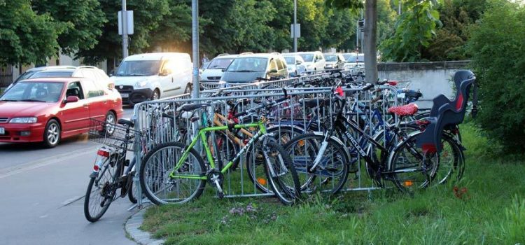 Absperrgitter als mobiler Fahrradparkplatz