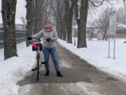 Radfahrerin des Winters