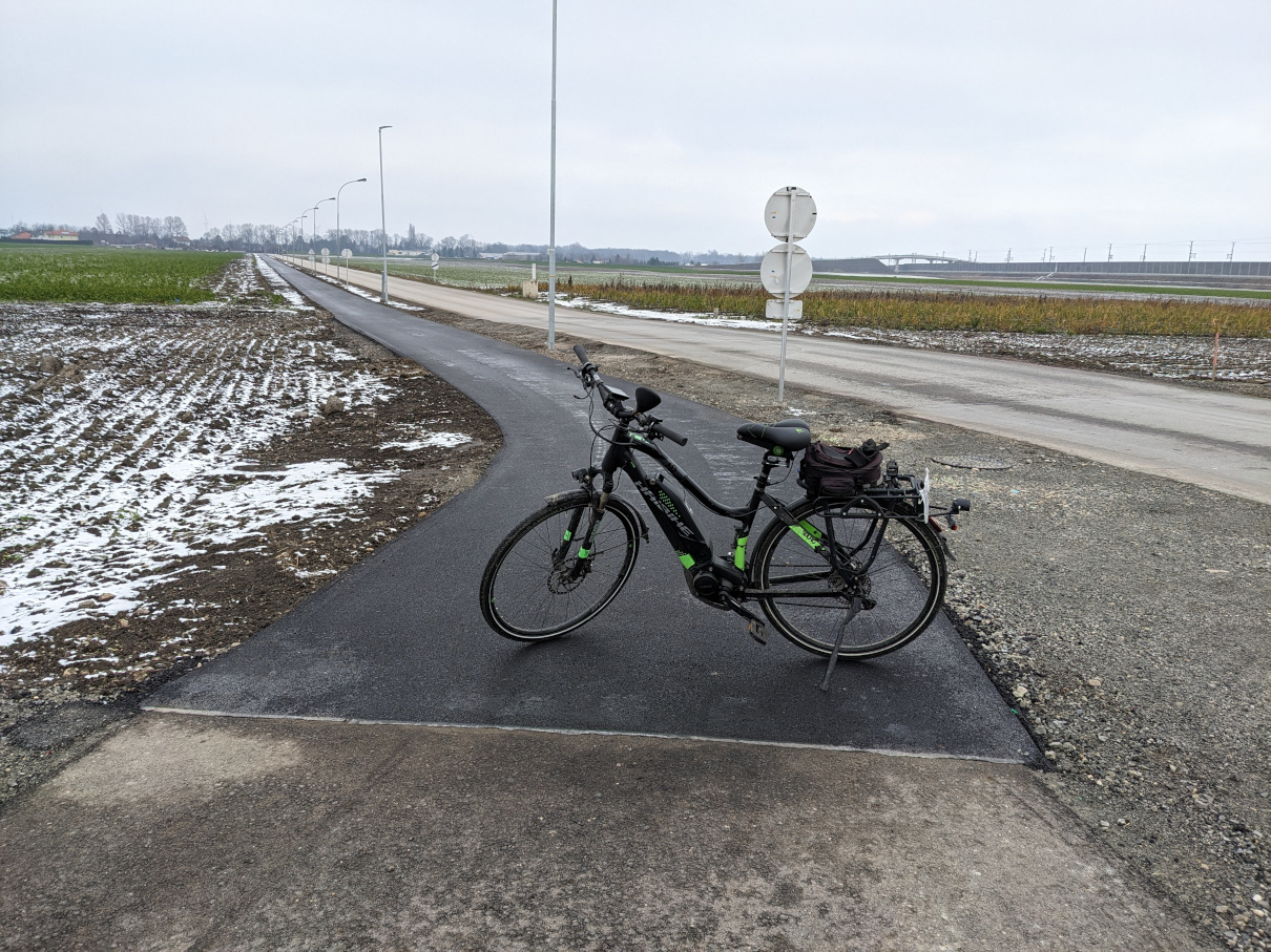 Fahrrad auf dem Geh- und Radweg abgestellt