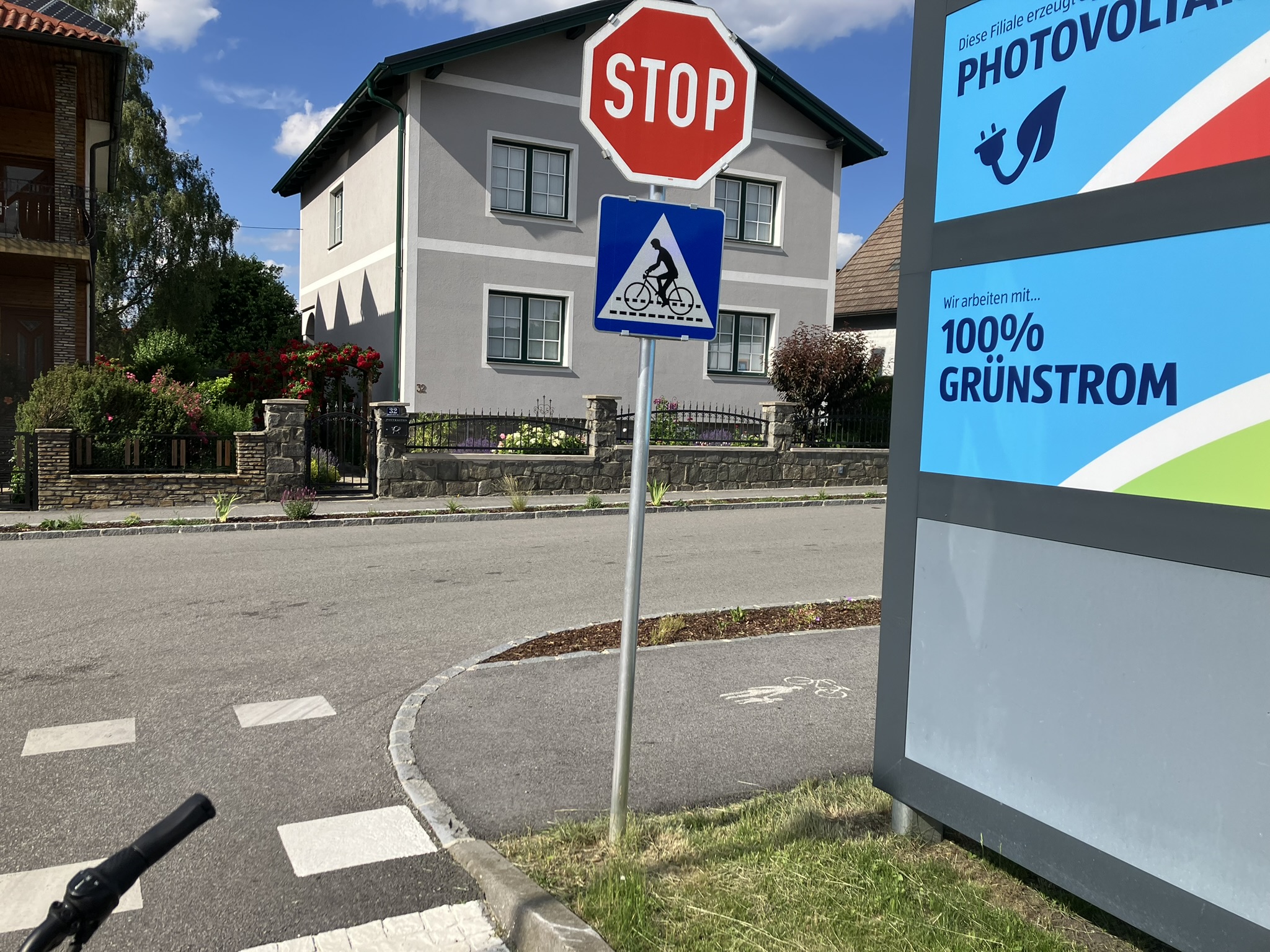 Ausfahrt Hoferparkplatz: Sichtbehinderung und in der Folge Unfallgefahrfall