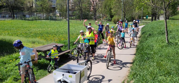 Kinder-Eis-Anradeln: Tritt für Tritt in eine grünere Zukunft