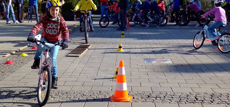 44 Kinder beim Radfahrkurs