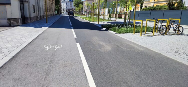 Promenade wird zur Rumpelpiste. Aufgebrachtes Fahrradsymbol von Straße ausgefräst