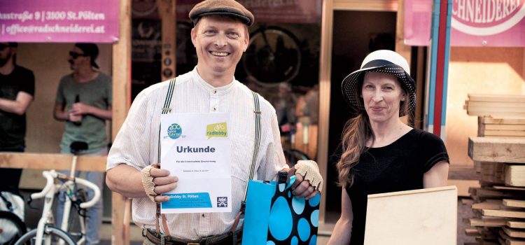 St. Pöltner und St. Pöltnerinnen feierten 200. Geburtstag des Rades Radparade mit historischen Kleidern und Rädern