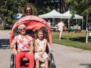 Fahrrad-Rikscha-Shuttle beim Schlossplatzfest am 20.4.2024 in Bad Vöslau mit „Radeln ohne Alter“