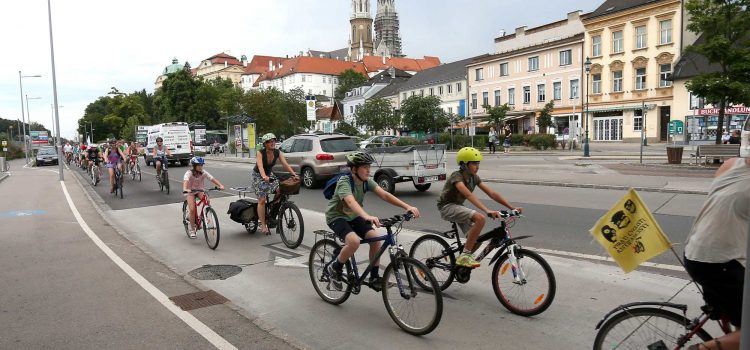 Mehr als 100 Menschen bei der Radparade „Platz für Klosterneuburg“