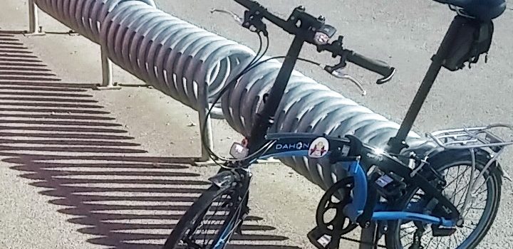 Fahrrad steht neben Fahrradständern